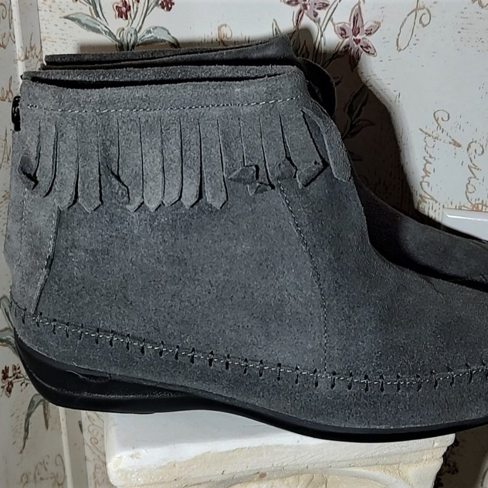 Comfort Ease Women's Gray Boot Size 6.5